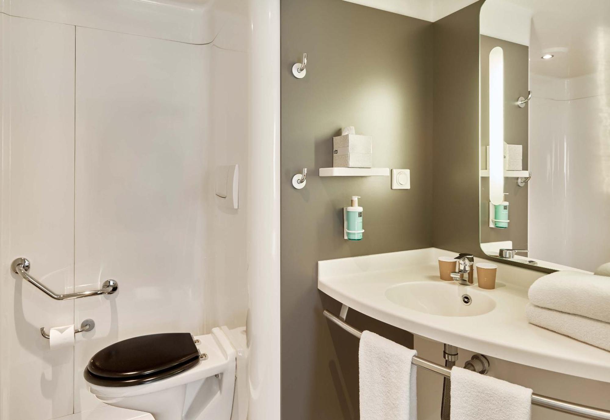 B&B Hotel Rueil-Malmaison Gare Εξωτερικό φωτογραφία