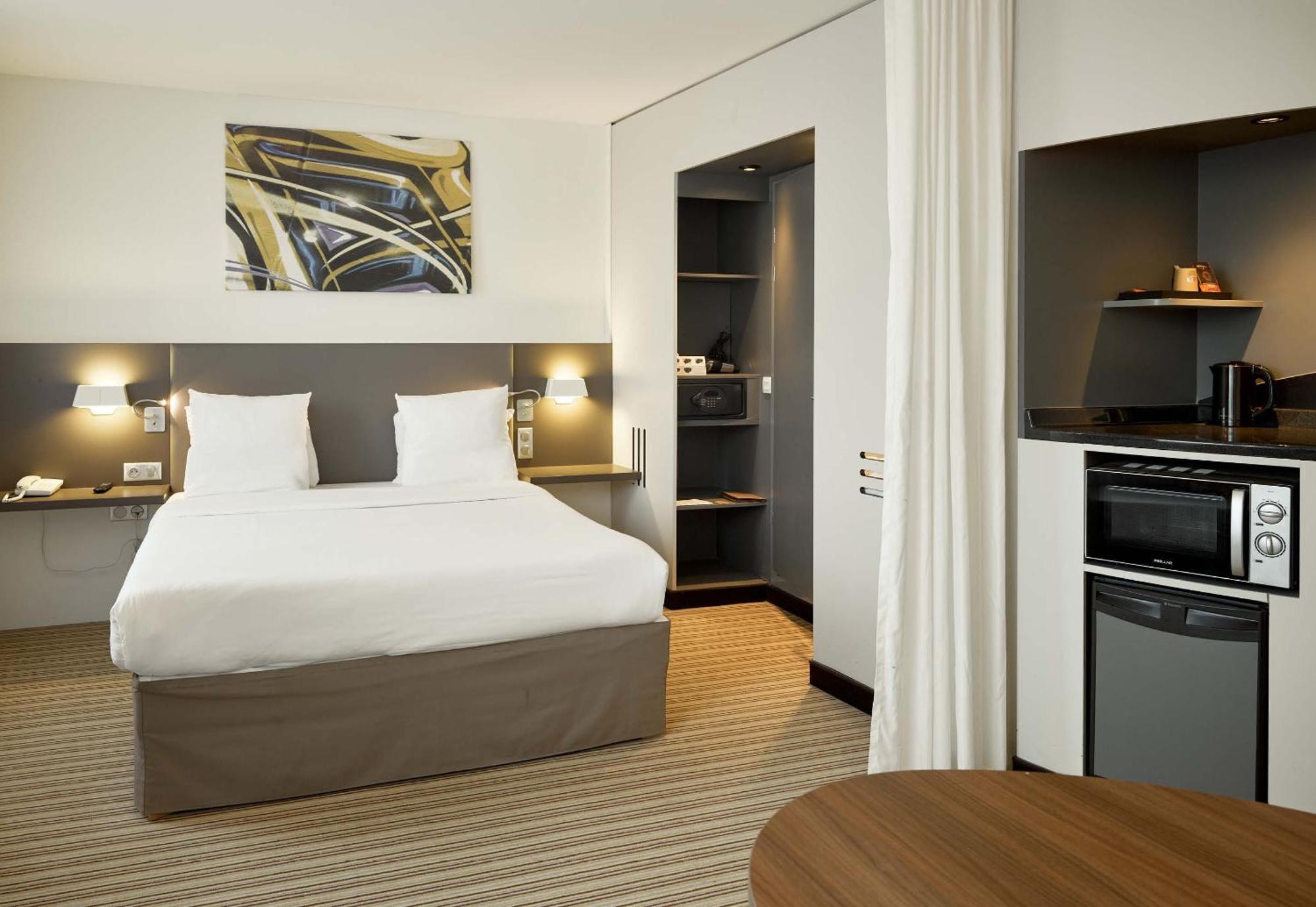 B&B Hotel Rueil-Malmaison Gare Εξωτερικό φωτογραφία