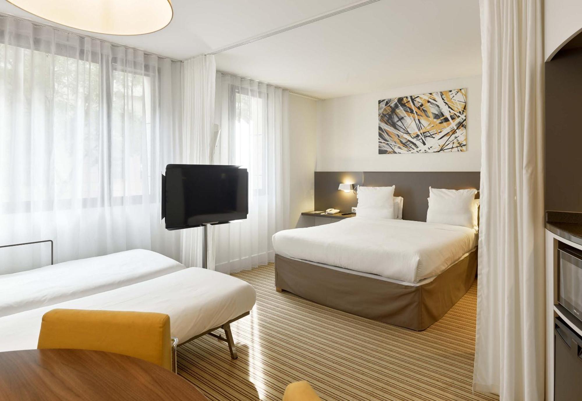 B&B Hotel Rueil-Malmaison Gare Εξωτερικό φωτογραφία